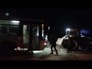 Жители Пажги помогли вытащить застрявший в снегу пассажирский автобус
